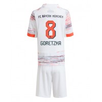 Bayern Munich Leon Goretzka #8 Vonkajší Detský futbalový dres 2025-26 Krátky Rukáv (+ trenírky)
